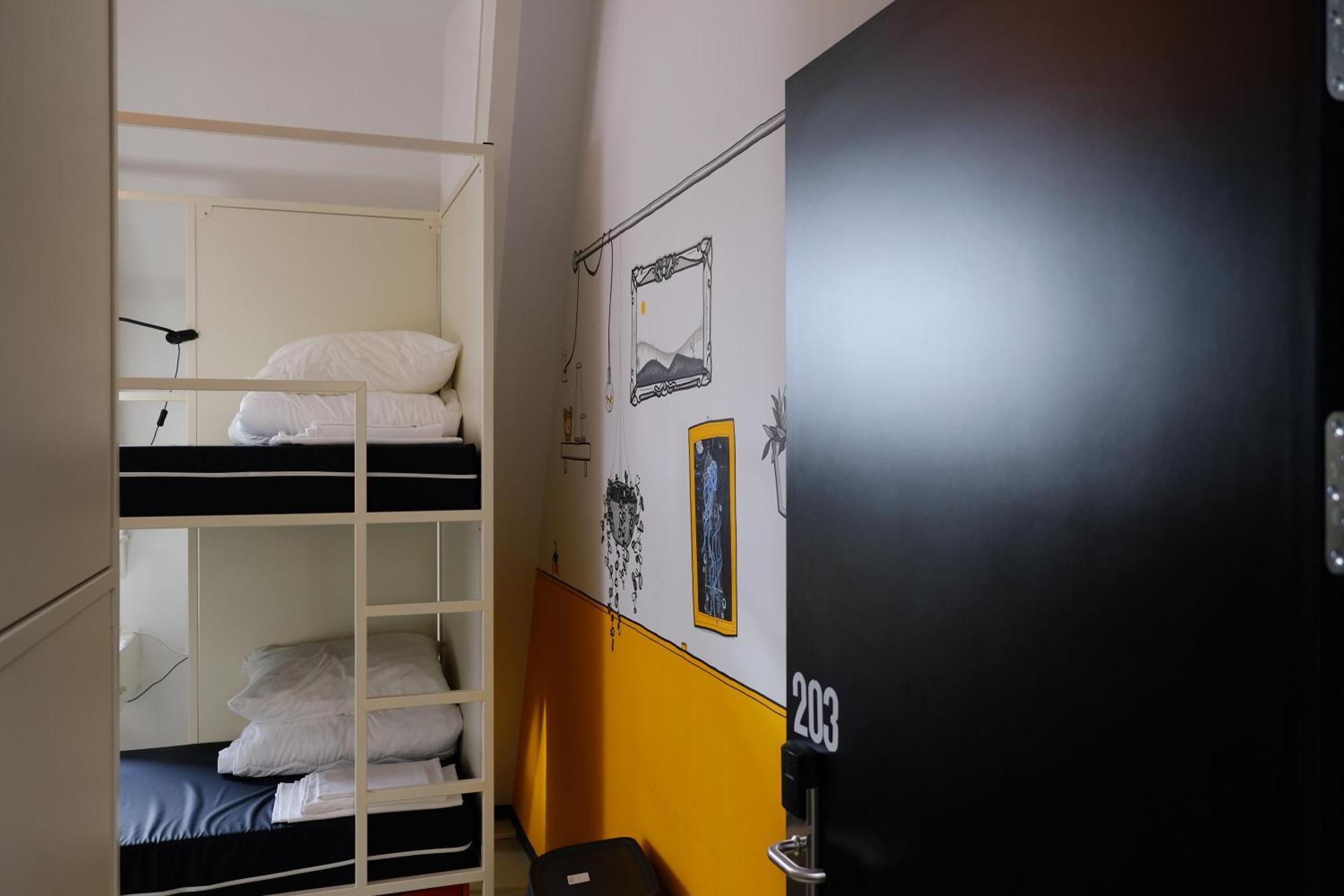 Hostel & Bar De Basis 兹沃勒 外观 照片