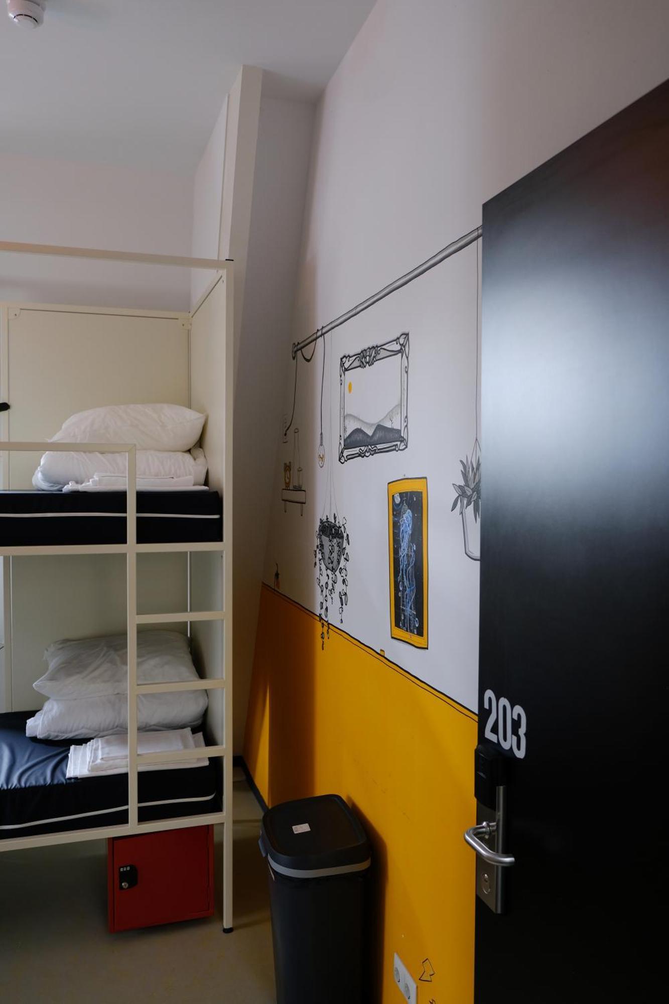 Hostel & Bar De Basis 兹沃勒 外观 照片