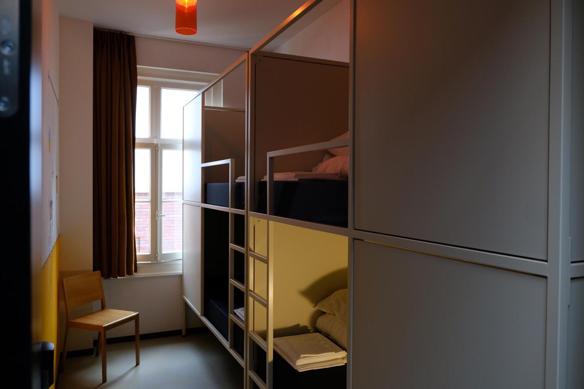 Hostel & Bar De Basis 兹沃勒 外观 照片