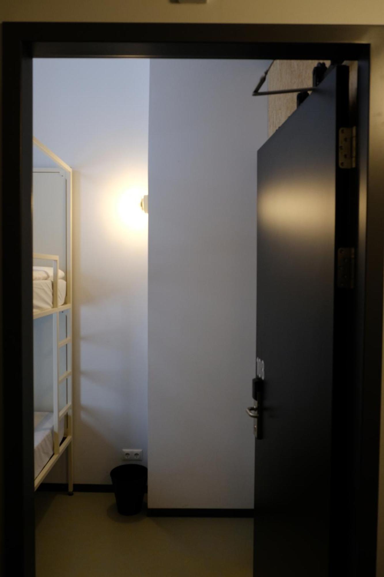 Hostel & Bar De Basis 兹沃勒 外观 照片