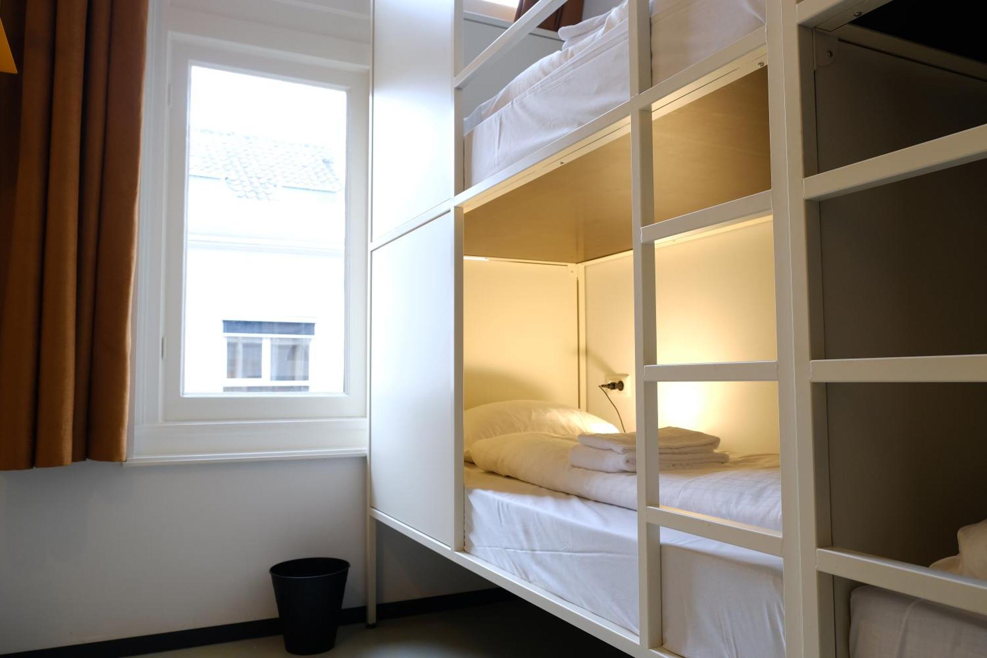 Hostel & Bar De Basis 兹沃勒 外观 照片