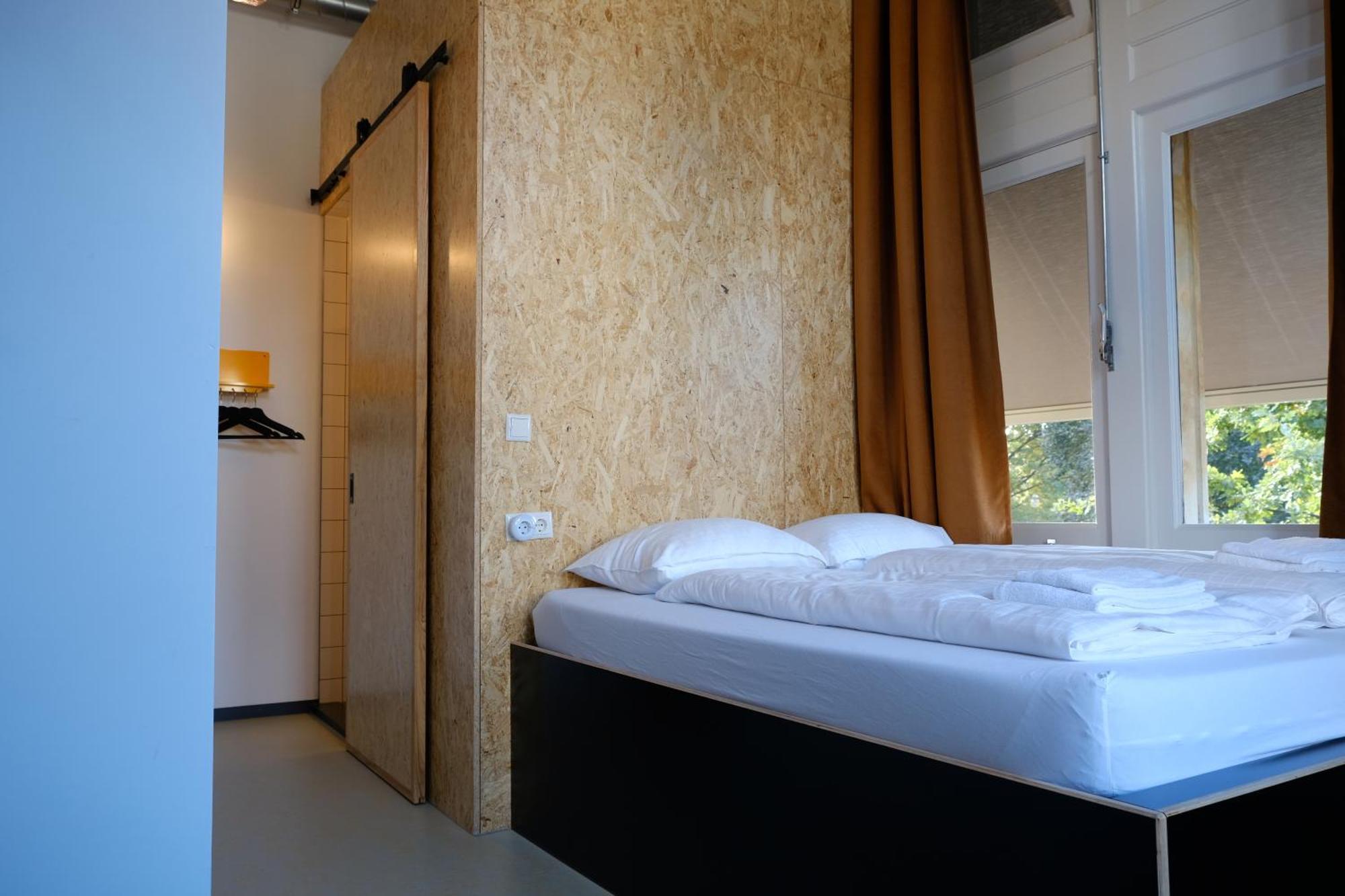Hostel & Bar De Basis 兹沃勒 外观 照片